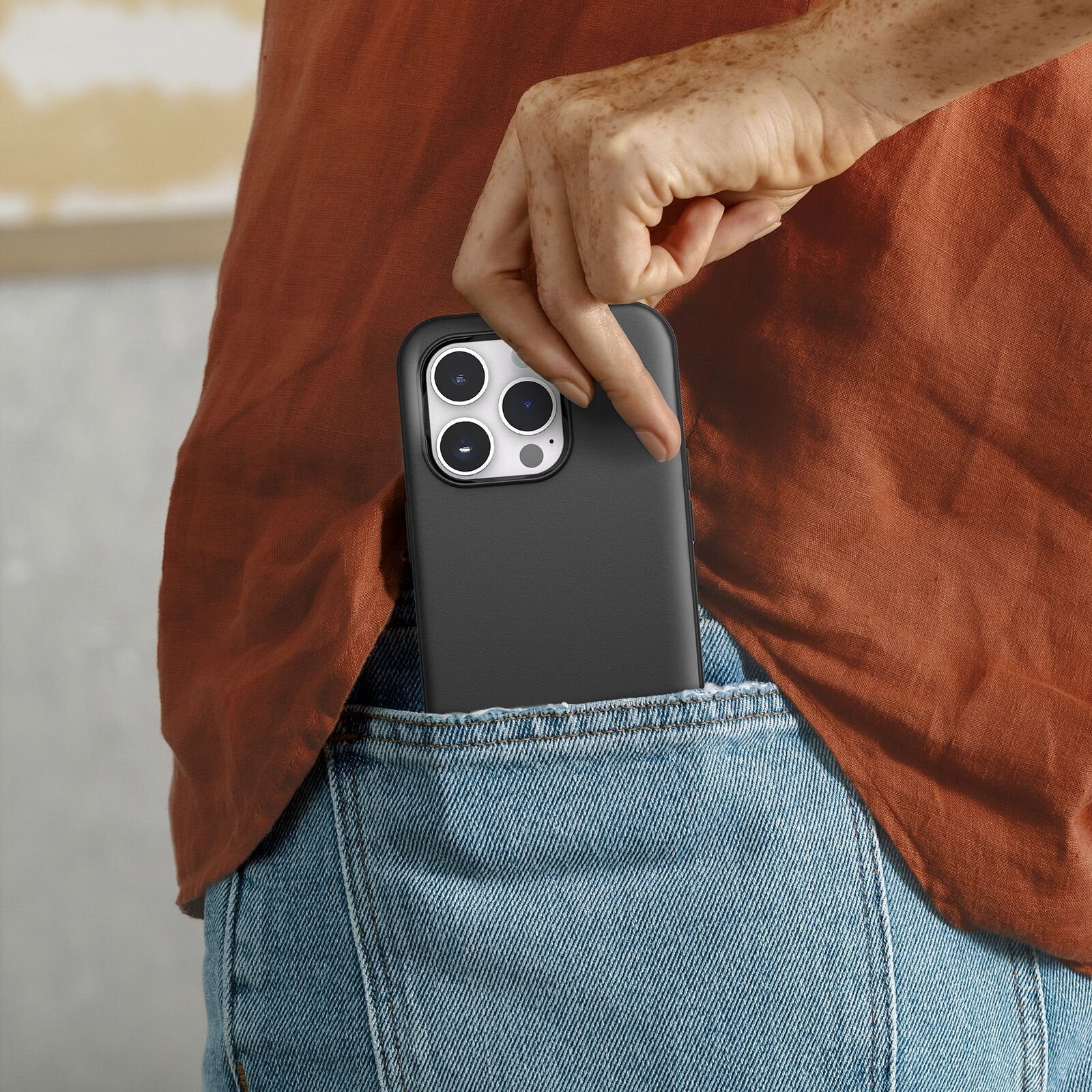 iPhone 14 Pro Symmetry Series Case